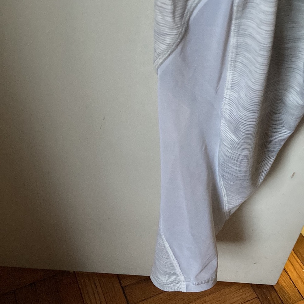 Fabulous Lululemon Yoga Pants leggings size 4 heather Gray -mesh detail on sides - Picture 5 of 5